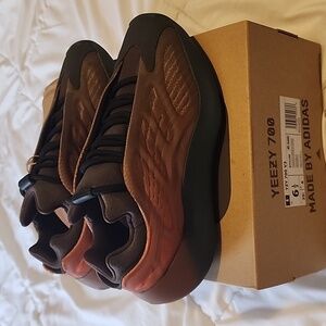 Mens yeezy sneakers 700